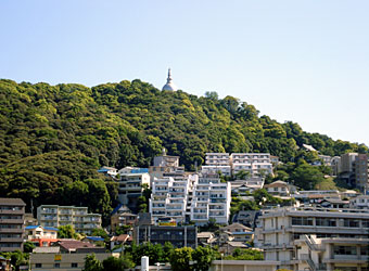 広島駅方面から見た二葉山と仏舎利塔。